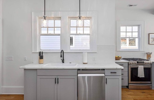 Commonwealth House | Beautiful 6 Bedroom Home, Walk to Shops and Dining