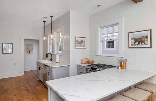 Commonwealth House | Beautiful 6 Bedroom Home, Walk to Shops and Dining