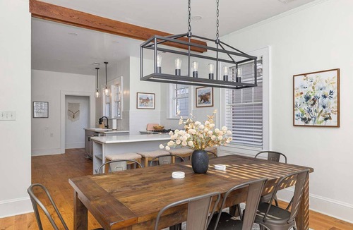 Commonwealth House | Beautiful 6 Bedroom Home, Walk to Shops and Dining