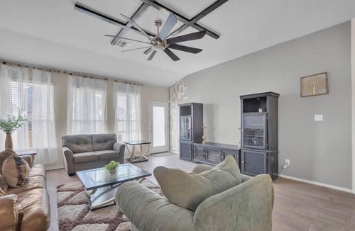 Copperas Cove House | Beautiful 7-bedroom 3 bath Grand Home Escape