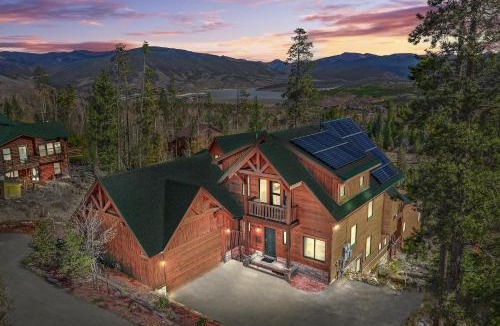 Wildernest House | Beautiful 7 BEDROOM, 3 gathering areas, pool table, hot tub, and huge deck with 360-degree views!