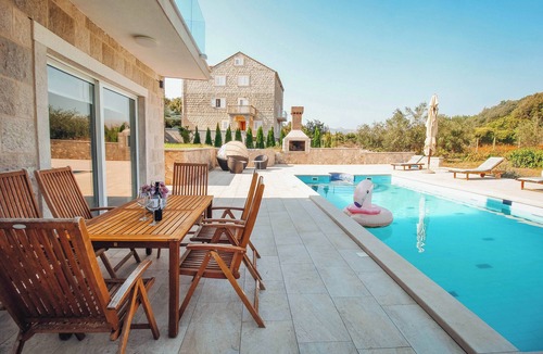 Komaji House | Beautiful 8 bedroom Villa with private swimming pool. Free parking.