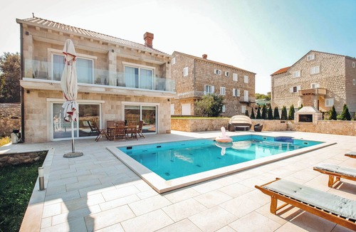 Komaji House | Beautiful 8 bedroom Villa with private swimming pool. Free parking.
