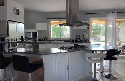 Teyran Villa | Beautiful air-conditioned single-storey villa with swimming pool, spa and sauna
