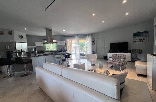 Teyran Villa | Beautiful air-conditioned single-storey villa with swimming pool, spa and sauna