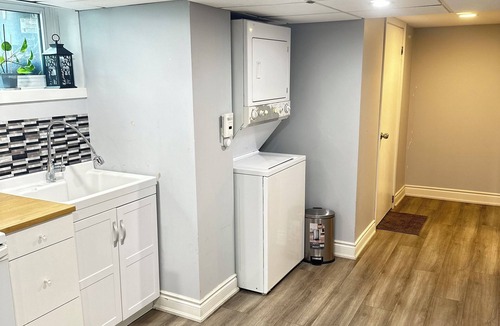 Ajax House | 🏡 Beautiful Ajax Retreat – Comfort, Space, and a Great Location!