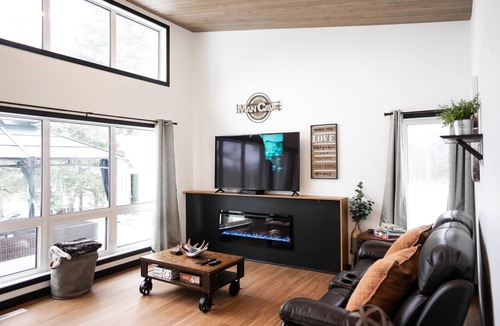 Reynolds Cabin | Beautiful and Bright Riverfront Cabin