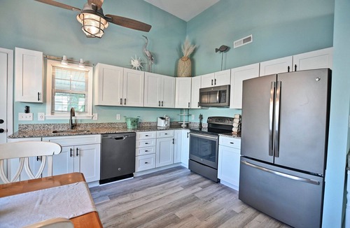Clearwater Cottage | Beautiful and Completely Renovated 2 Bedroom/1.5 Bathroom Cottage nestled near the Beach! Pool, Tennis, WIFI and more!