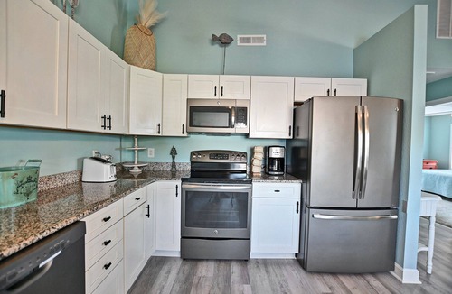 Clearwater Cottage | Beautiful and Completely Renovated 2 Bedroom/1.5 Bathroom Cottage nestled near the Beach! Pool, Tennis, WIFI and more!