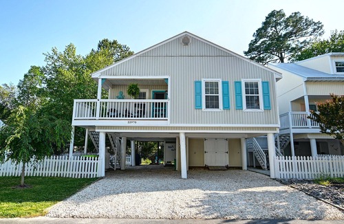 Clearwater Cottage | Beautiful and Completely Renovated 2 Bedroom/1.5 Bathroom Cottage nestled near the Beach! Pool, Tennis, WIFI and more!