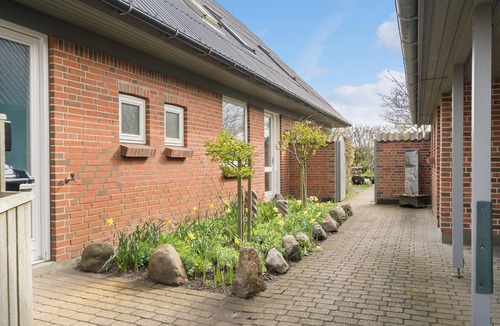 Thyboron House | Beautiful and family-friendly vacation home with whirlpool bathtub and orangery in the garden.
