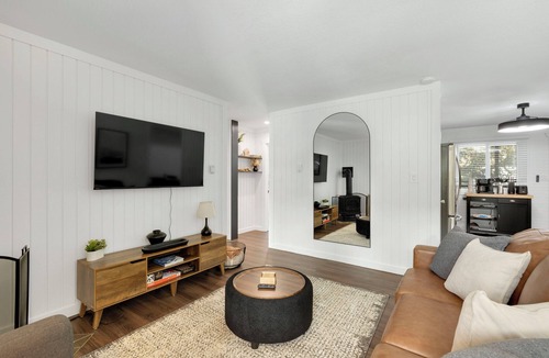 Blue River Condo | Beautiful and Modern 2 Bedroom, 1 Bath. Close to Ski Resort and Hiking
