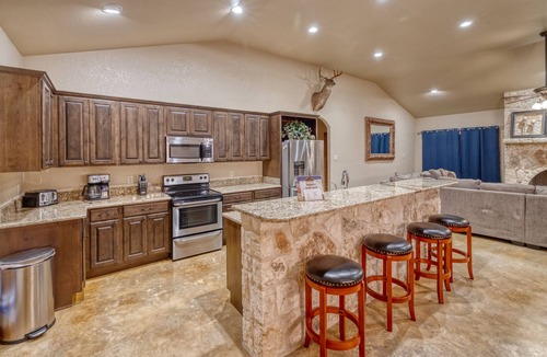 Concan House | Beautiful and spacious home with a pool