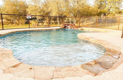 Sabinal House | Beautiful and spacious home with a pool