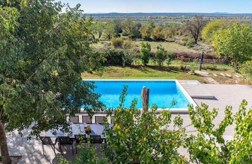 Benkovac House | Beautiful and spacious house on a spacious plot with volleyball court and swimming pool.