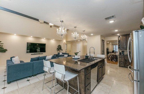 Round Rock House | Beautiful and Very Spacious house 6 bed/3.5 baths
