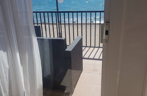 El Roc de Sant Gaieta Apartment | Beautiful apartment facing the sea. a place to dream.