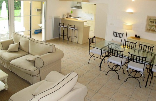 Pont-de-Larn House | Beautiful apartment in villa for 8 guests with private pool, TV, terrace and pets allowed