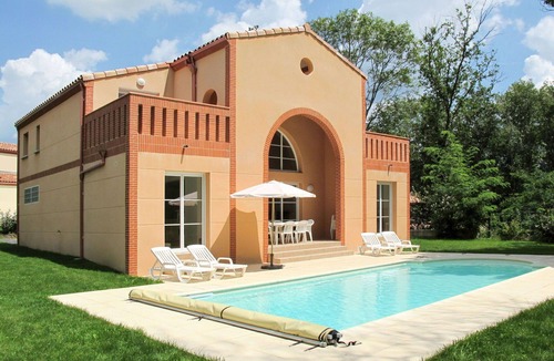 Pont-de-Larn House | Beautiful apartment in villa for 8 guests with private pool, TV, terrace and pets allowed