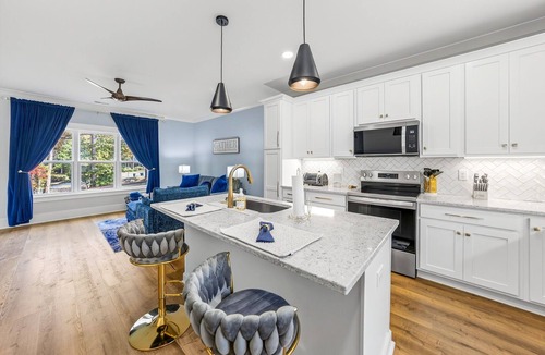 Apex House | Beautiful apartment above garage! Walk to historic downtown retail & dining