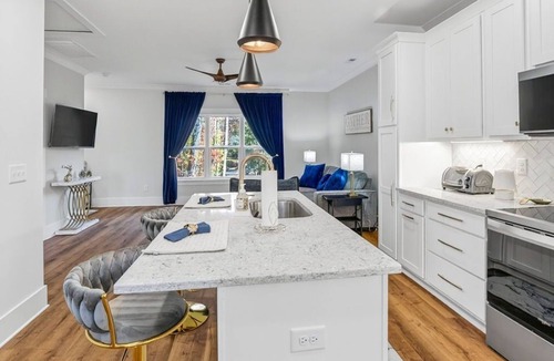 Apex House | Beautiful apartment above garage! Walk to historic downtown retail & dining