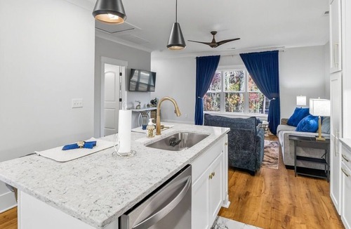 Apex House | Beautiful apartment above garage! Walk to historic downtown retail & dining