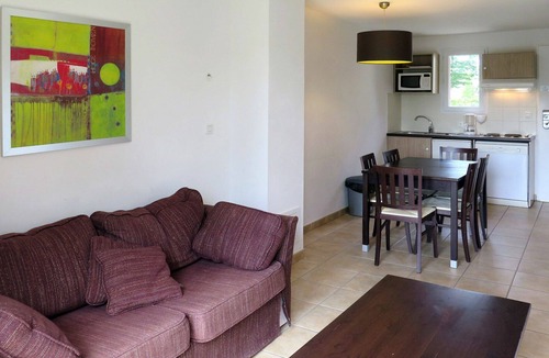 Barbaste Apartment | Beautiful apartment for 6 people with WIFI, pool, TV, terrace, pets allowed and parking