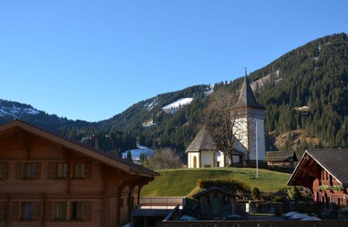 Lauenen Apartment | Beautiful apartment for 7 guests with WIFI, TV, balcony and pets allowed