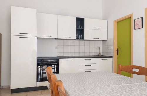 Batomalj Apartment | Beautiful apartment for 4 guests with A/C, WIFI, TV, patio and pets allowed