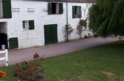 Autouillet Apartment | Beautiful apartment in a 16th-century estate