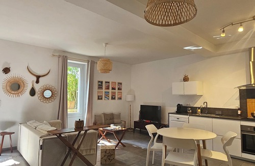 Eygalieres Apartment | Beautiful Apartment With Terrace