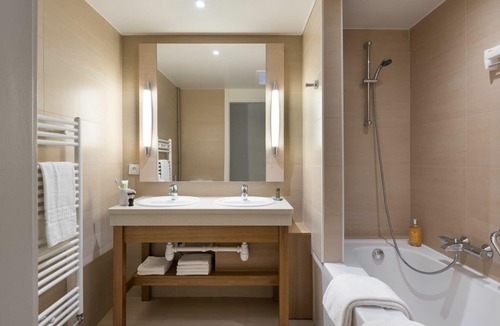 Les Barils House | Beautiful apartment in villa for 8 people with WIFI, pool, hot tub, TV, terrace and parking