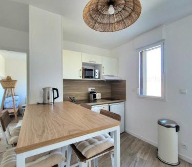 Saint-Coulomb Apartment | Beautiful apartment with balcony and garden