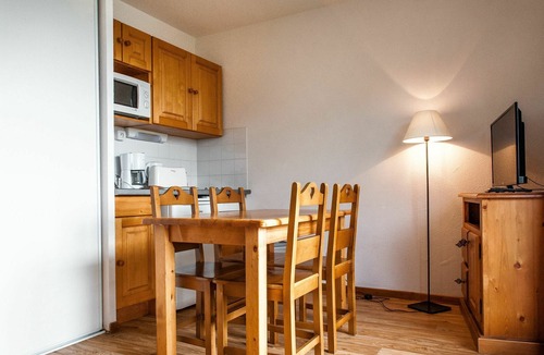 Besse-et-Saint-Anastaise Apartment | Beautiful apartment for 8 guests with pool, internet, TV, balcony and pets allowed