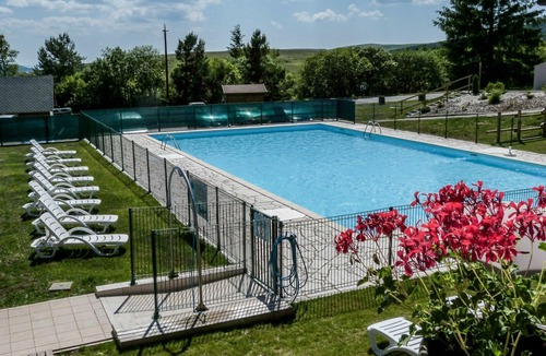 Besse-et-Saint-Anastaise Apartment | Beautiful apartment for 8 guests with pool, internet, TV, balcony and pets allowed