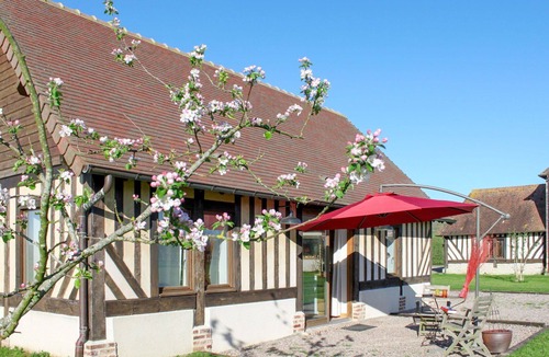Victot - Pontfol House | Beautiful apartment in villa for 6 people with pool, WIFI, TV, patio and pets allowed