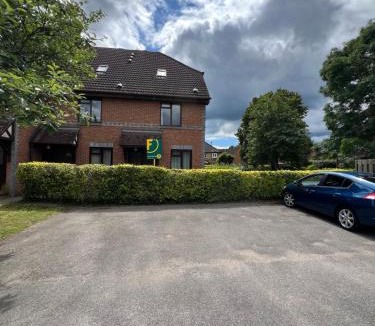 Guildford Apartment | Beautiful apartment in Guildford with parking