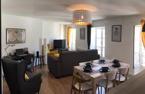 Nimes City Centre Apartment | Beautiful apartment of 93 m2 in the heart of the historic center 6 people