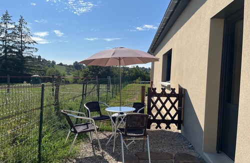 Meximieux Apartment | Beautiful apartment with terrace, facing Pérouges, quiet, close to center
