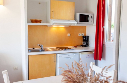 Augreilh Apartment | Beautiful apartment with internet, pool, TV, terrace, pets allowed, panoramic view and parking