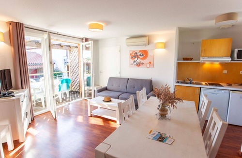 Augreilh Apartment | Beautiful apartment with internet, pool, TV, terrace, pets allowed, panoramic view and parking