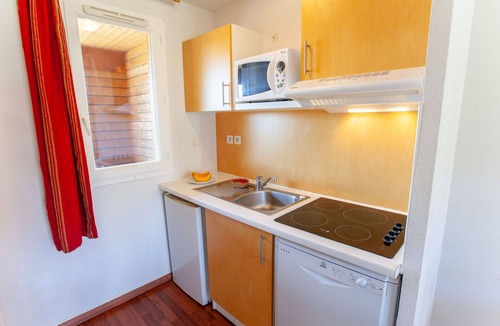 Augreilh Apartment | Beautiful apartment with internet, pool, TV, terrace, pets allowed, panoramic view and parking
