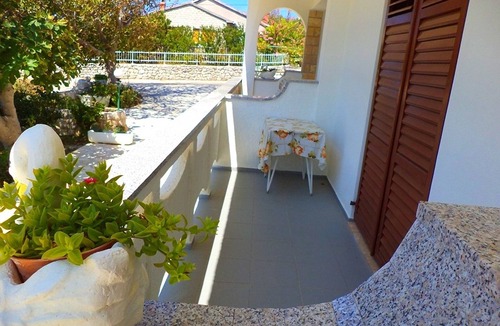Kampor Apartment | Beautiful Apartment With Balcony on Island Rab