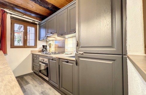 Aups Apartment | Beautiful apartment with patio in the heart of the village