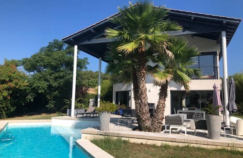 Montferrier-sur-Lez Villa | Beautiful architect-designed house in a quiet green setting