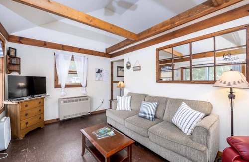 Inlet Cottage | Beautiful Artisan Crafted House Just Steps Away from the Beautiful 4th Lake!