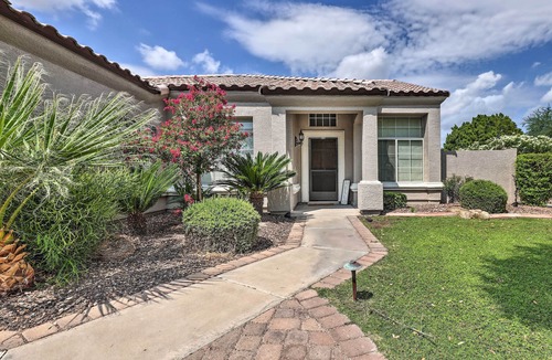 Mountain Crest Cottage | Beautiful Backyard: Comfortable Phoenix Getaway!