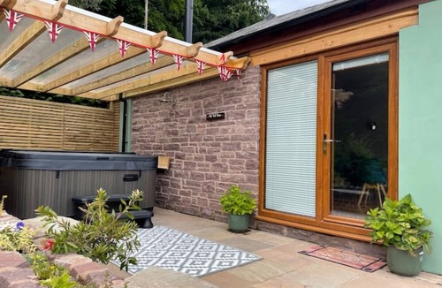 Blakeney House | Beautiful barn conversion/hot tub views