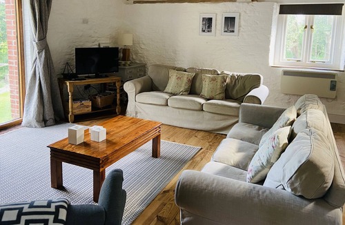Barwick Cottage | Beautiful barn conversion with wood-burning stove