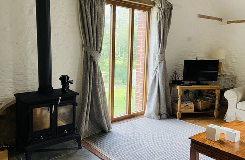 Barwick Cottage | Beautiful barn conversion with wood-burning stove